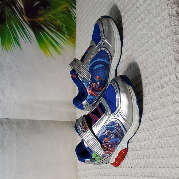 Marvel Other - Marvel Super Hero Adventures boys light up sneakers size 11